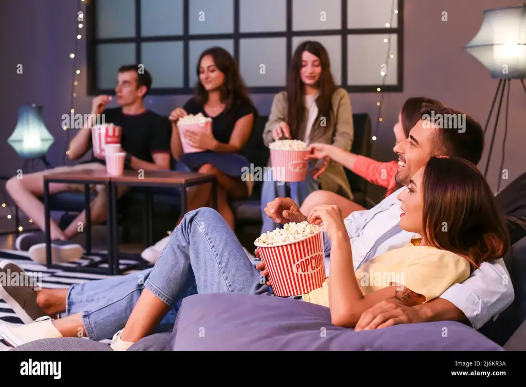Menikmati Film Bioskop Bersama Teman Sebuah foto teman-teman yang sedang nonton film di bioskop