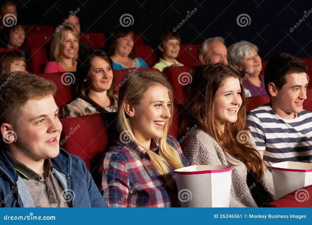 Liburan seru bareng teman nonton film bioskop Gambar teman-teman menonton film di bioskop