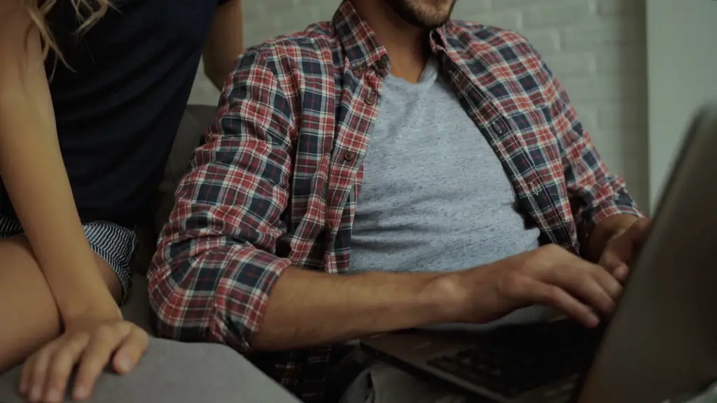 Menikmati film secara legal dan nyaman Seorang yang menonton film di laptop