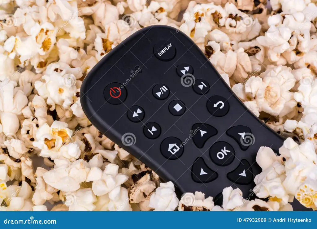 Siapkan cemilan kesukaanmu untuk menemani waktu menonton Menikmati film dengan popcorn dan remot