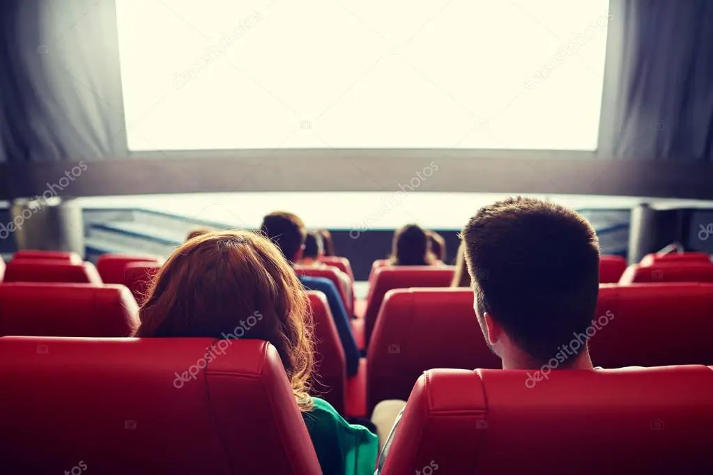 Pengalaman Menonton Film yang Menyenangkan Orang-orang menikmati film di bioskop XXI