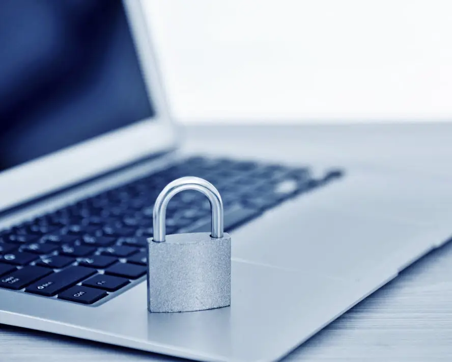 Tips Aman Berselancar di Internet Gambar yang menggambarkan praktik penjelajahan internet yang aman