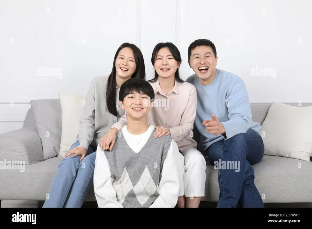 Menonton Film Korea Bersama Keluarga Keluarga menonton film Korea bersama-sama dengan nyaman