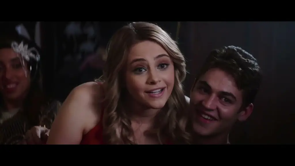 Adegan romantis Tessa dan Hardin Adegan romantis Tessa dan Hardin di film After We Collided