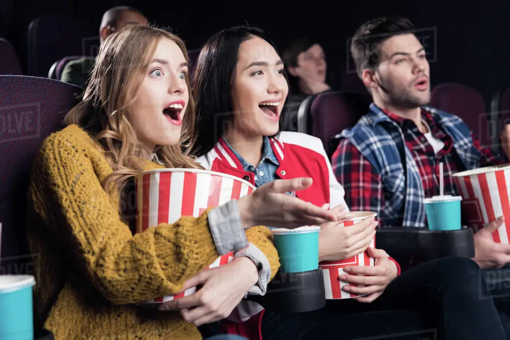 Momen kebersamaan saat menonton film Keluarga menonton film bersama
