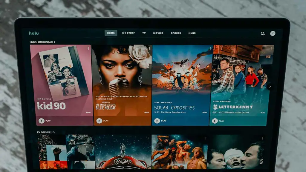 Nikmati American Animals di laptop Anda Seseorang menonton film di laptop