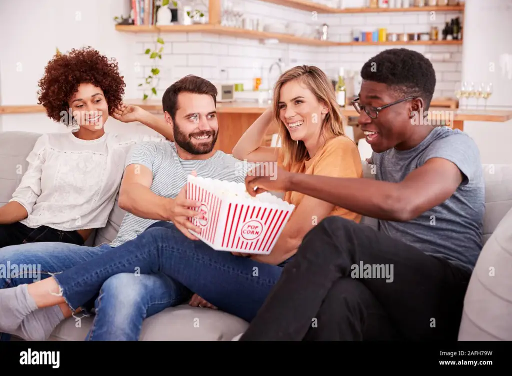 Ajak teman untuk menonton American Animals bersama Teman-teman sedang menonton film bersama