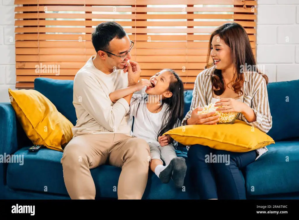 Menikmati waktu berkualitas bersama keluarga Gambar keluarga bahagia menonton film bersama