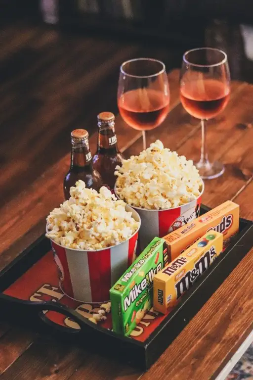 Sajian Lezat untuk Menemani Nonton Film Anime Gambar makanan ringan untuk menonton film